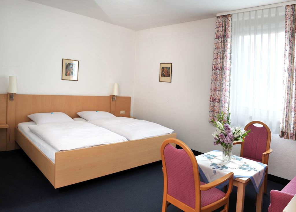 Hotel Gruener Baum Pommersfelden Eksteriør billede