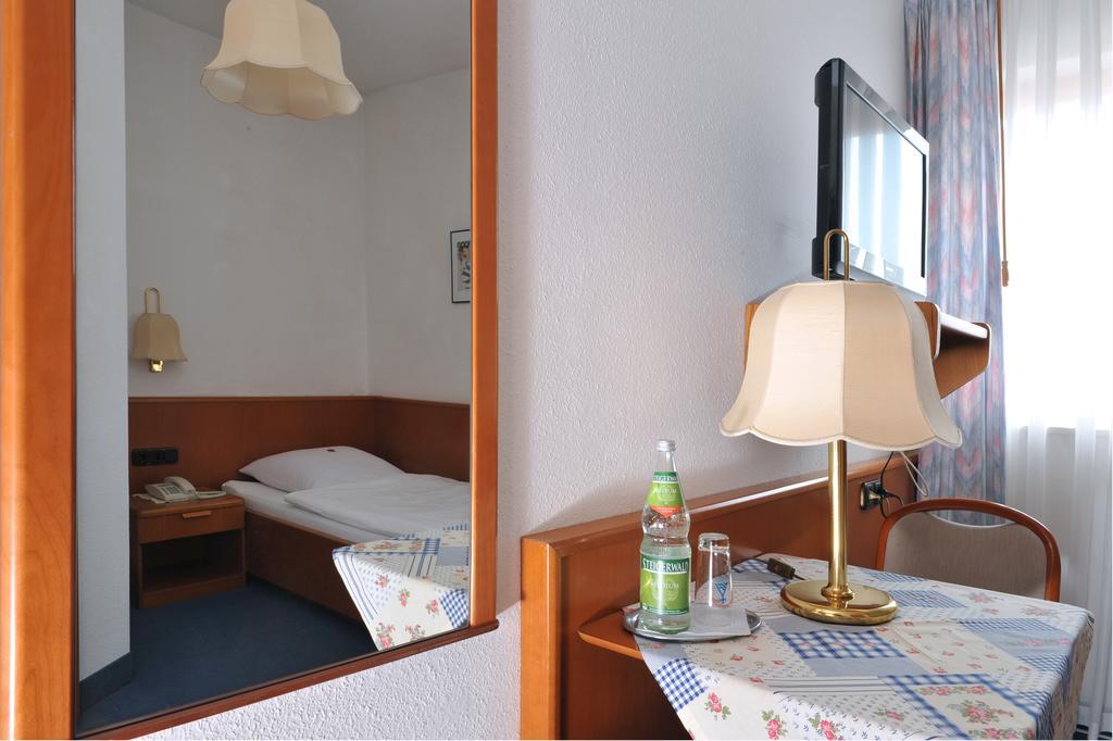 Hotel Gruener Baum Pommersfelden Eksteriør billede