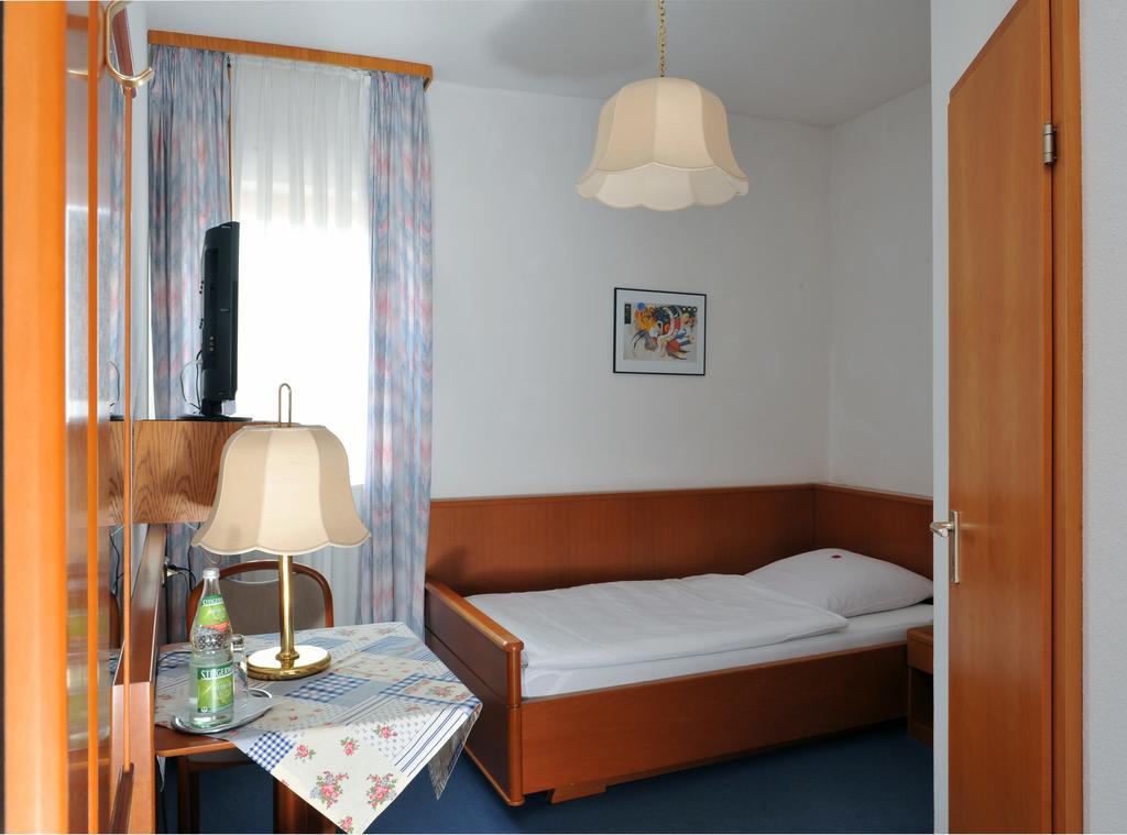 Hotel Gruener Baum Pommersfelden Eksteriør billede
