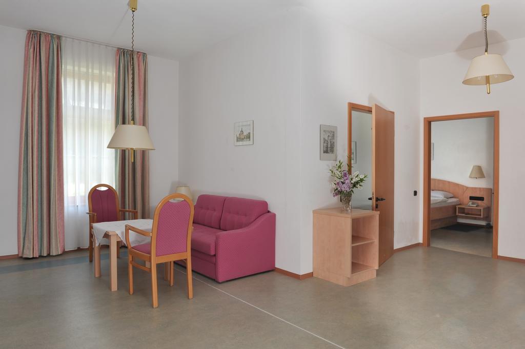 Hotel Gruener Baum Pommersfelden Eksteriør billede
